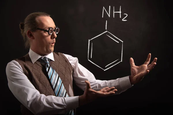 Profesor presentando fórmula química dibujada a mano de anilina — Foto de Stock