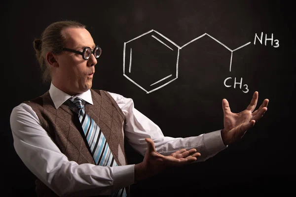 Profesor presentando fórmula química dibujada a mano de anfetamina — Foto de Stock