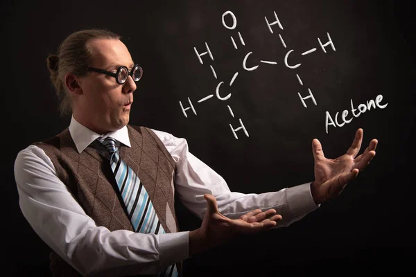 Professor präsentiert handgezeichnete chemische Formel von Aceton — Stockfoto