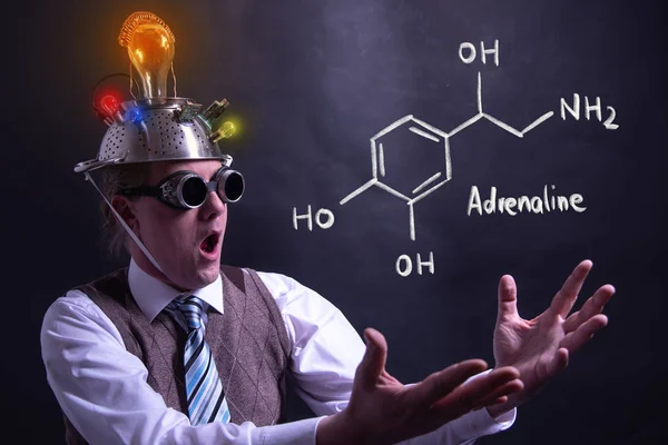 Nerd presenteren hand getekende chemische formule van adrenaline — Stockfoto
