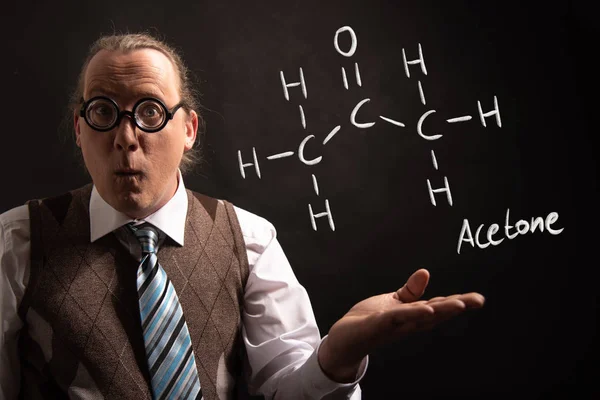 Az aceton kézzel rajzolt kémiai képletét bemutató professzor — Stock Fotó