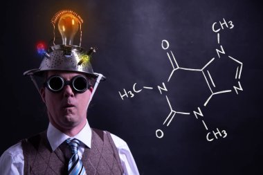 Kafein handdrawn kimyasal formülü sunan nerd