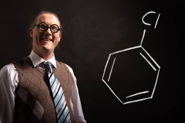 Profesör Klorobenzen el çizilmiş kimyasal formülü sunan
