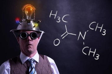 Dimethylacetamide'nin elle çizilmiş kimyasal formülü sunan nerd