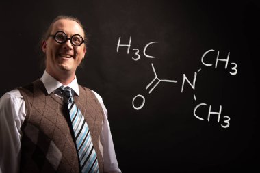 Dimethylacetamide'nin elle çizilmiş kimyasal formülü sunan Profesör