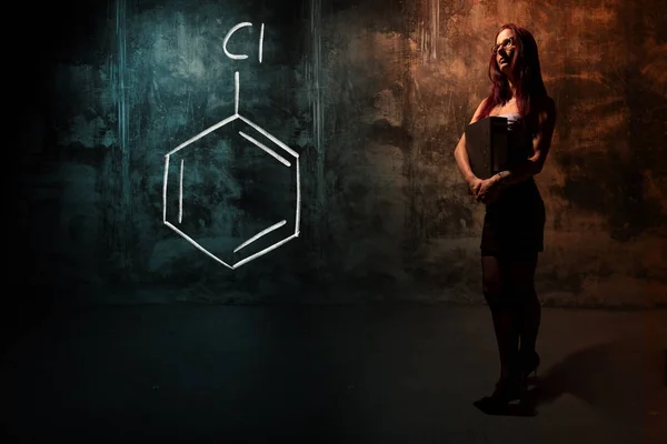 Sexy chica o secretaria o estudiante que presenta fórmula química dibujada a mano de clorobenceno — Foto de Stock