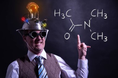 Dimethylacetamide'nin elle çizilmiş kimyasal formülü sunan nerd