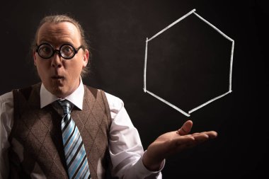 Profesör sikloheksan el çizilmiş kimyasal formülü sunan