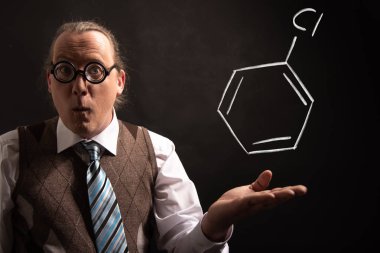 Profesör Klorobenzen el çizilmiş kimyasal formülü sunan