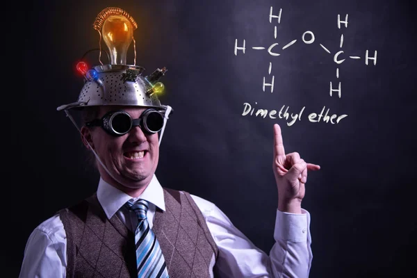 Nerd présentant la formule chimique dessinée à la main de l'éther diméthylique méthoxyméthane DME — Photo