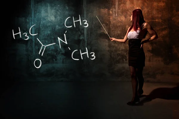 섹시한 소녀 또는 비서 또는 여성 학생 제시 손으로 그린 화학 공식 의 dimethylacetamide — 스톡 사진