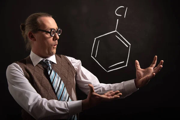 Professor präsentiert handgezeichnete chemische Formel von Chlorbenzol — Stockfoto