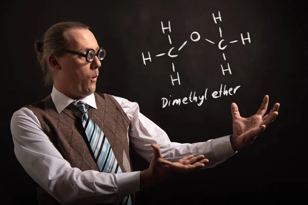 Professor präsentiert handgezeichnete chemische Formel von Dimethylether-Methoxymethandme — Stockfoto