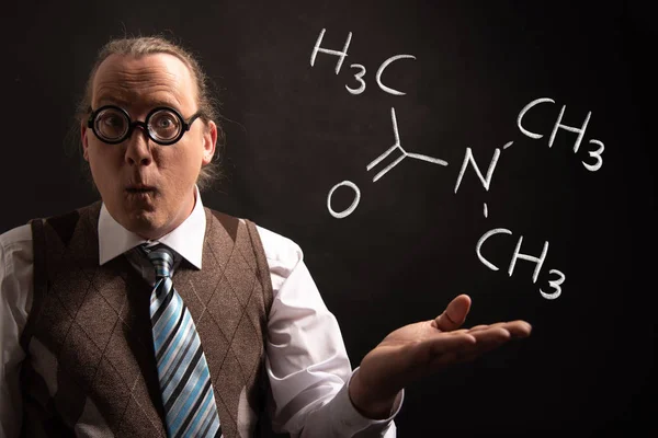 Profesor presentando fórmula química dibujada a mano de la dimetilacetamida — Foto de Stock