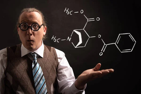 Professor präsentiert handgezeichnete chemische Formel von Kokain — Stockfoto