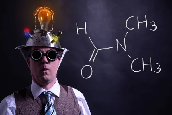 Nerd presenteert hand getekende chemische formule van dimethylformamide — Stockfoto