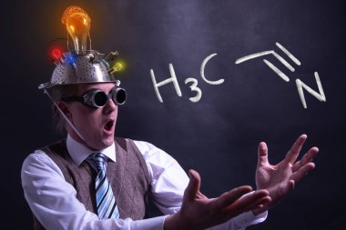 Nerd asetonitrilin elle çizilmiş kimyasal formülü sunuyor