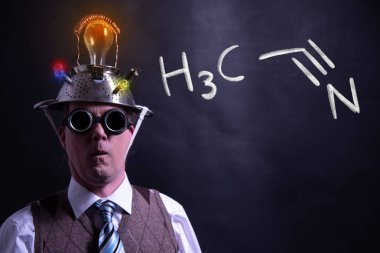 Nerd asetonitrilin elle çizilmiş kimyasal formülü sunuyor