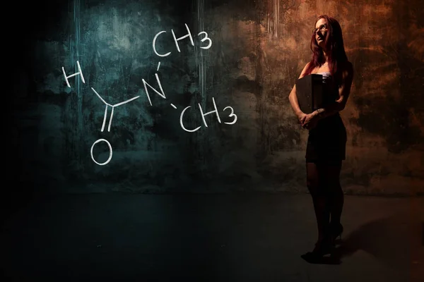 Sexy chica o secretaria o estudiante que presenta fórmula química dibujada a mano de dimetilformamida — Foto de Stock
