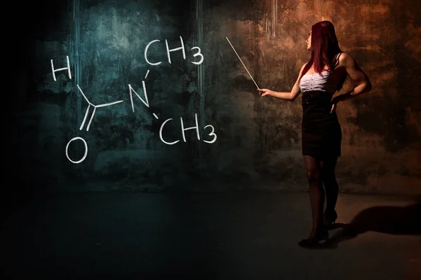 Σέξι κορίτσι ή γραμματέας ή μαθήτρια που παρουσιάζει χημική φόρμουλα διμεθυλοφορμιδίου με το χέρι — Φωτογραφία Αρχείου