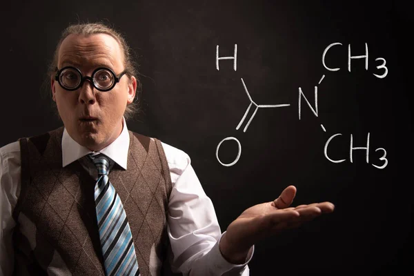 Profesor presentando fórmula química dibujada a mano de dimetilformamida — Foto de Stock
