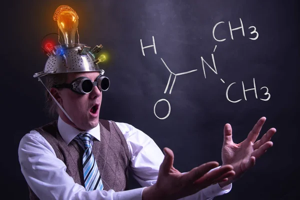 Nerd apresentando fórmula química desenhada à mão de dimetilformamida — Fotografia de Stock