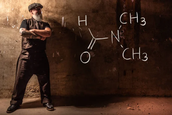 Hombre viejo barbudo que presenta fórmula química dibujada a mano de dimetilformamida — Foto de Stock