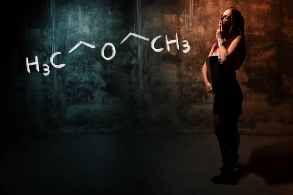 Sexy meisje of secretaresse of vrouwelijke student presenteren hand getekende chemische formule van diethylether — Stockfoto