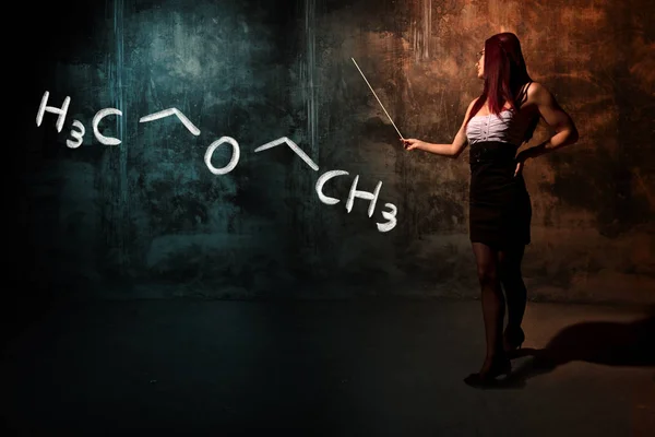 Sexy chica o secretaria o estudiante que presenta fórmula química dibujada a mano de Diethylether — Foto de Stock
