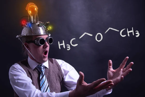 Nerd presenteren hand getekende chemische formule van diethylether — Stockfoto