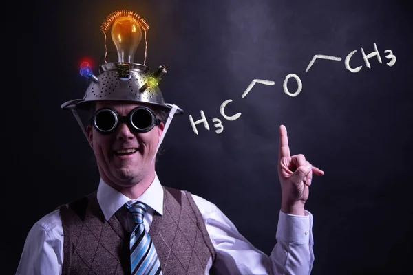 Nerd presenteren hand getekende chemische formule van diethylether — Stockfoto