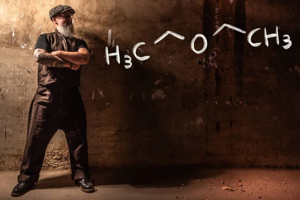 Hombre viejo barbudo presentando fórmula química dibujada a mano de Diethylether — Foto de Stock