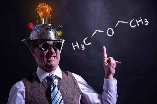 Nerd presenteren hand getekende chemische formule van diethylether — Stockfoto