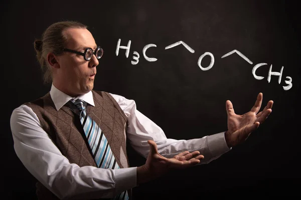 Professor präsentiert handgezeichnete chemische Formel von Diethylether — Stockfoto