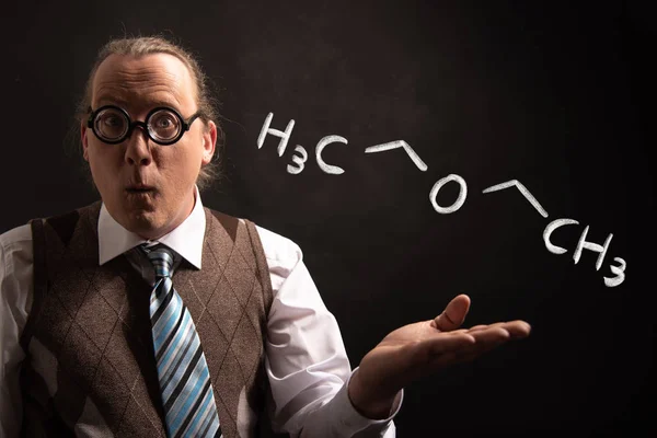 Professor präsentiert handgezeichnete chemische Formel von Diethylether — Stockfoto