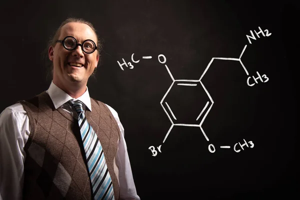 Profesor presentando fórmula química dibujada a mano de Dimetoxibromoanfetamina dob — Foto de Stock