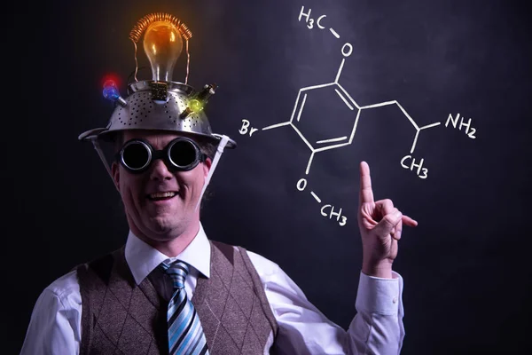 Nerd présentant une formule chimique dessinée à la main de diméthoxybromoamphétamine dob — Photo