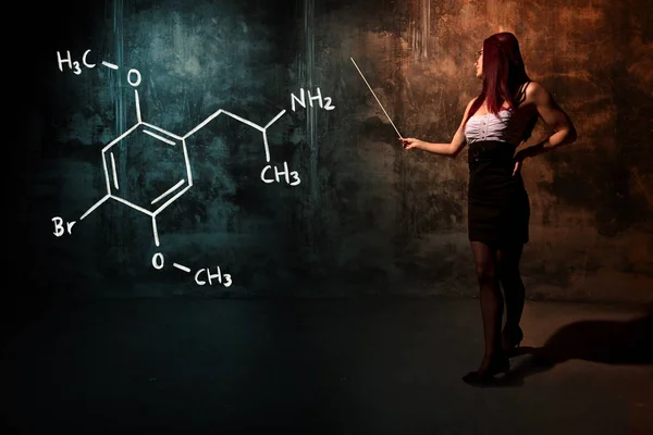 Sexy chica o secretaria o estudiante que presenta fórmula química dibujada a mano de Dimethoxybromoanphetamine dob — Foto de Stock