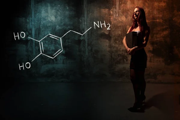Σέξι κορίτσι ή γραμματέας ή μαθήτρια που παρουσιάζει το χέρι χημική φόρμουλα o ντοπαμίνη — Φωτογραφία Αρχείου
