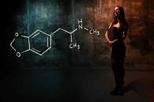 Ragazza sexy o segretaria o studentessa che presenta formula chimica disegnata a mano o estasi MDMA — Foto Stock