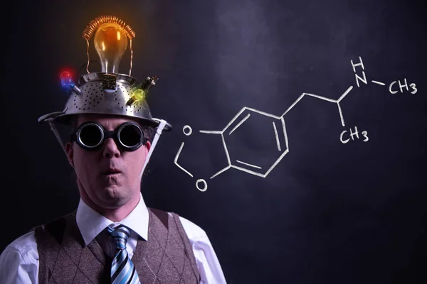 Nerd presentando fórmula química dibujada a mano de éxtasis MDMA — Foto de Stock