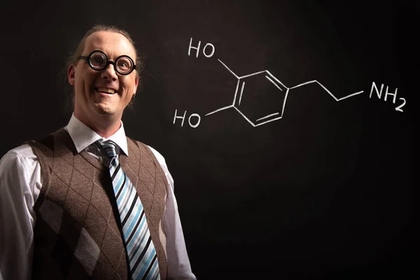 Profesor presentando fórmula química dibujada a mano de dopamina — Foto de Stock