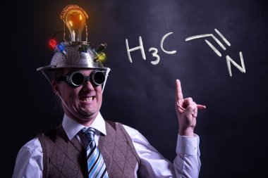 Nerd asetonitrilin elle çizilmiş kimyasal formülü sunuyor