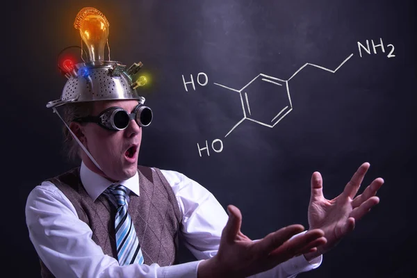 Nerd presentando fórmula química dibujada a mano de dopamina —  Fotos de Stock