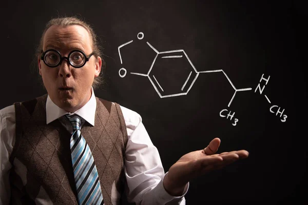 Profesor presentando fórmula química dibujada a mano de éxtasis MDMA — Foto de Stock
