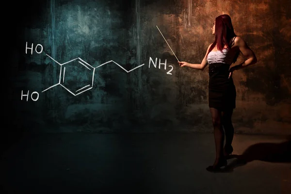섹시한 소녀 또는 비서 또는 여성 학생 제시 핸드 그린 화학 공식 o 도파민 — 스톡 사진