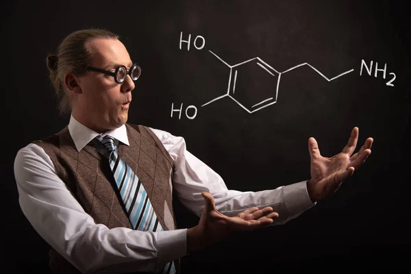 Profesor presentando fórmula química dibujada a mano de dopamina — Foto de Stock