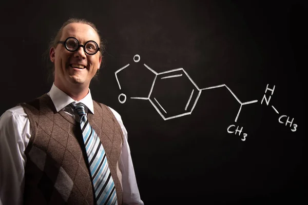 Professeur présentant la formule chimique dessinée à la main de l'ecstasy MDMA — Photo