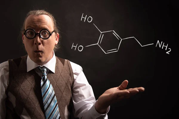 Professor präsentiert handgezeichnete chemische Formel von Dopamin — Stockfoto