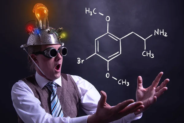 Nerd presentando fórmula química dibujada a mano de dimetoxibromoanfetamina dob — Foto de Stock